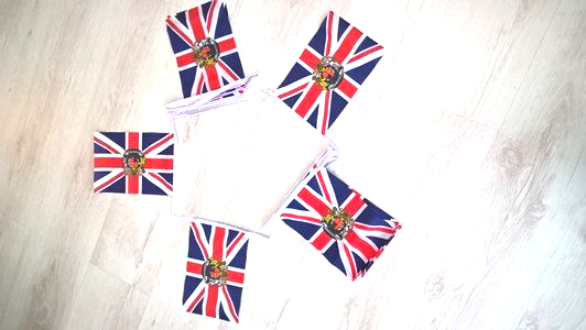 STORBRITANNIEN MED STATSEMBLEMET FLAGGSPEL 6 METER OCH 20 FLAGGOR