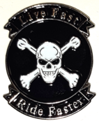 Döskalle "Live Fast-Ride Faster" Pin 25x20mm