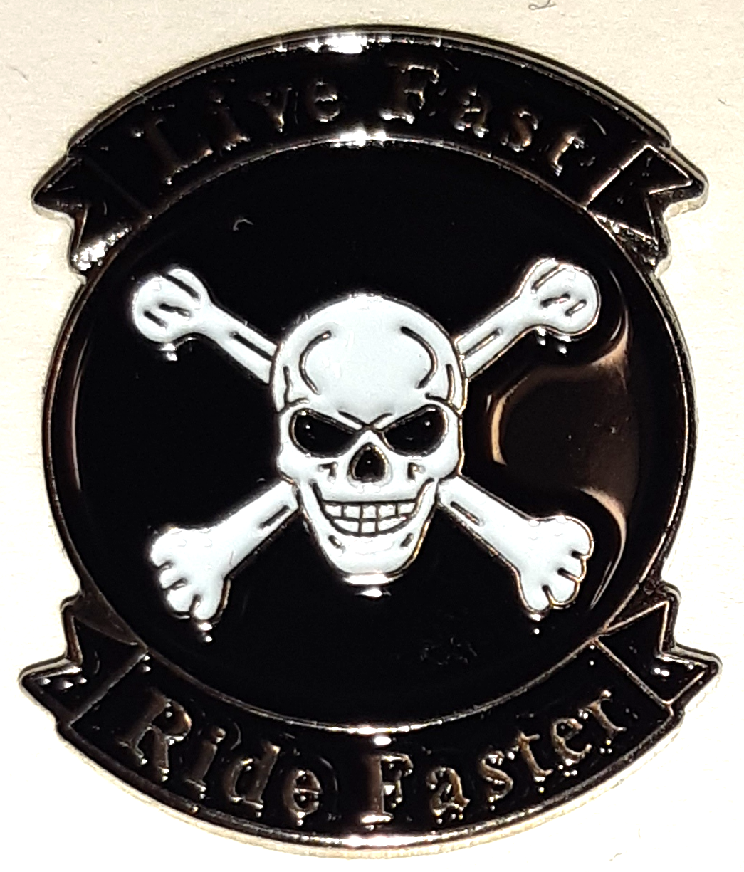 Döskalle "Live Fast-Ride Faster" Pin 25x20mm
