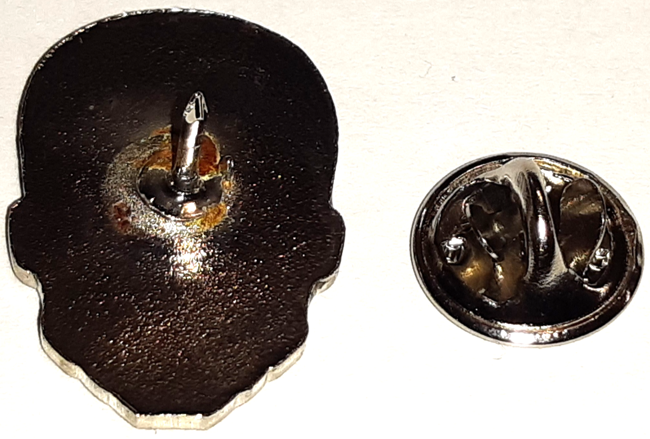 Döskalle Pin 25x17mm röd emalj + krom
