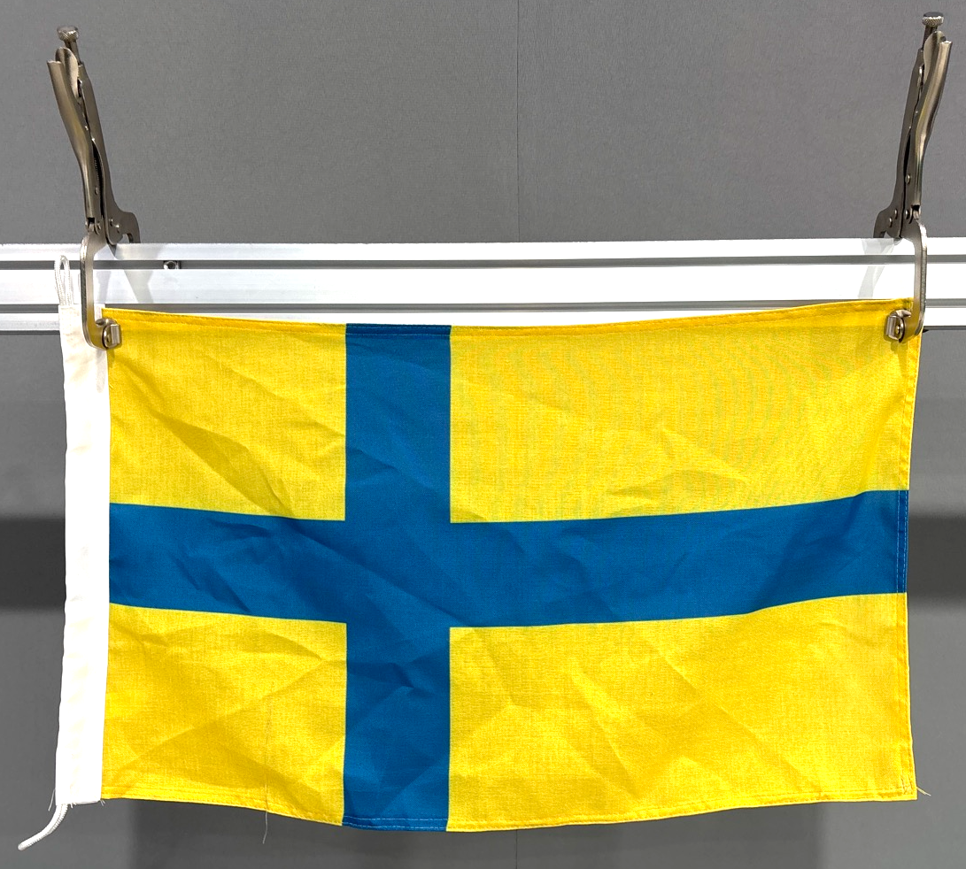 ÖSTERGÖTLAND FLAGGA PREMINUM 76X46CM, ÖGLA UPPE OCH NERE