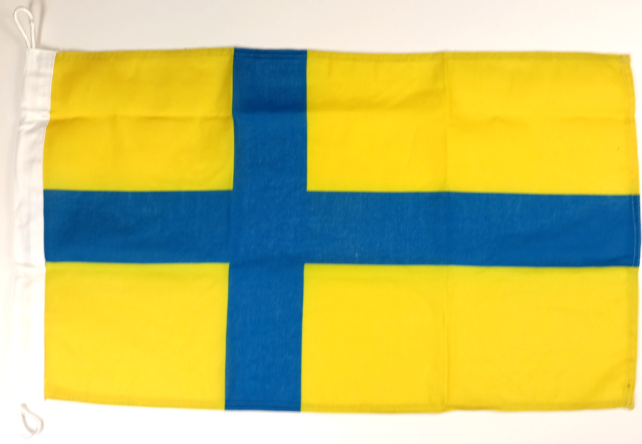 ÖSTERGÖTLAND FLAGGA PREMINUM 76X46CM, ÖGLA UPPE OCH NERE