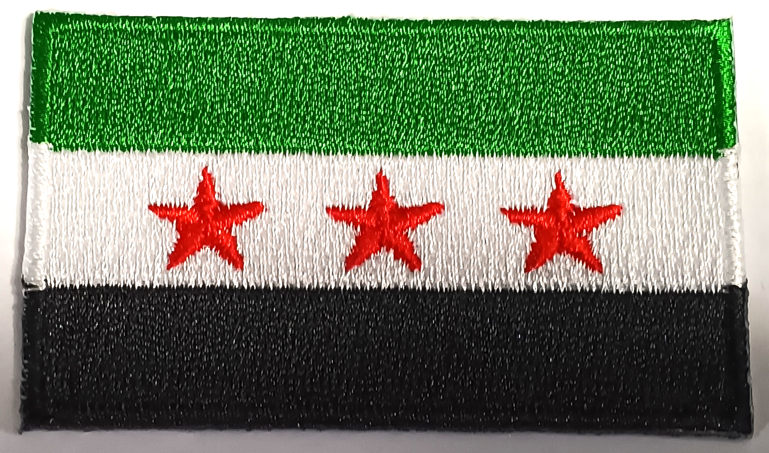 SYRIEN ÄLDRE FLAGGA TYGMÄRKE 65x38mm