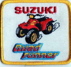 SUZUKI QUADRUNNER TYGMÄRKE 87x78mm
