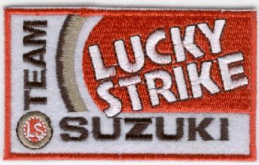 SUZUKI LUCKY STRIKE TYGMÄRKE 95x58mm