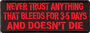 NEVER TRUST ANYTHING THAT BLEEDS FOR 3-5 DAYS AND DOESN'T DIE TYGMÄRKE 100x38mm