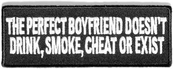 THE PERFECT BOYFRIEND DOESN'T DRINK, SMOKE, CHEAT OR EXIST TYGMÄRKE 100x38mm