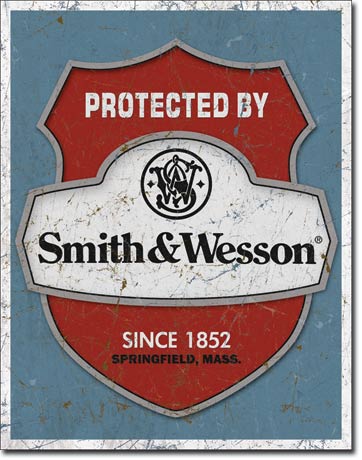 PROTECTED BY SMITH & WESSON PLÅTSKYLT 40,5x31,5cm