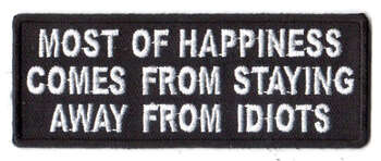 Most Of Happiness Comes From Staying Away From Idiots Tygmärke 101x38mm