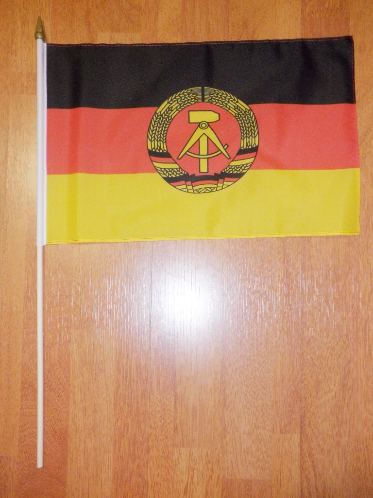 ÖSTTYSKLAND HANDFLAGGA 45X30CM