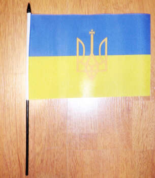 UKRAINA HANDFLAGGA MED VAPEN 23X15CM