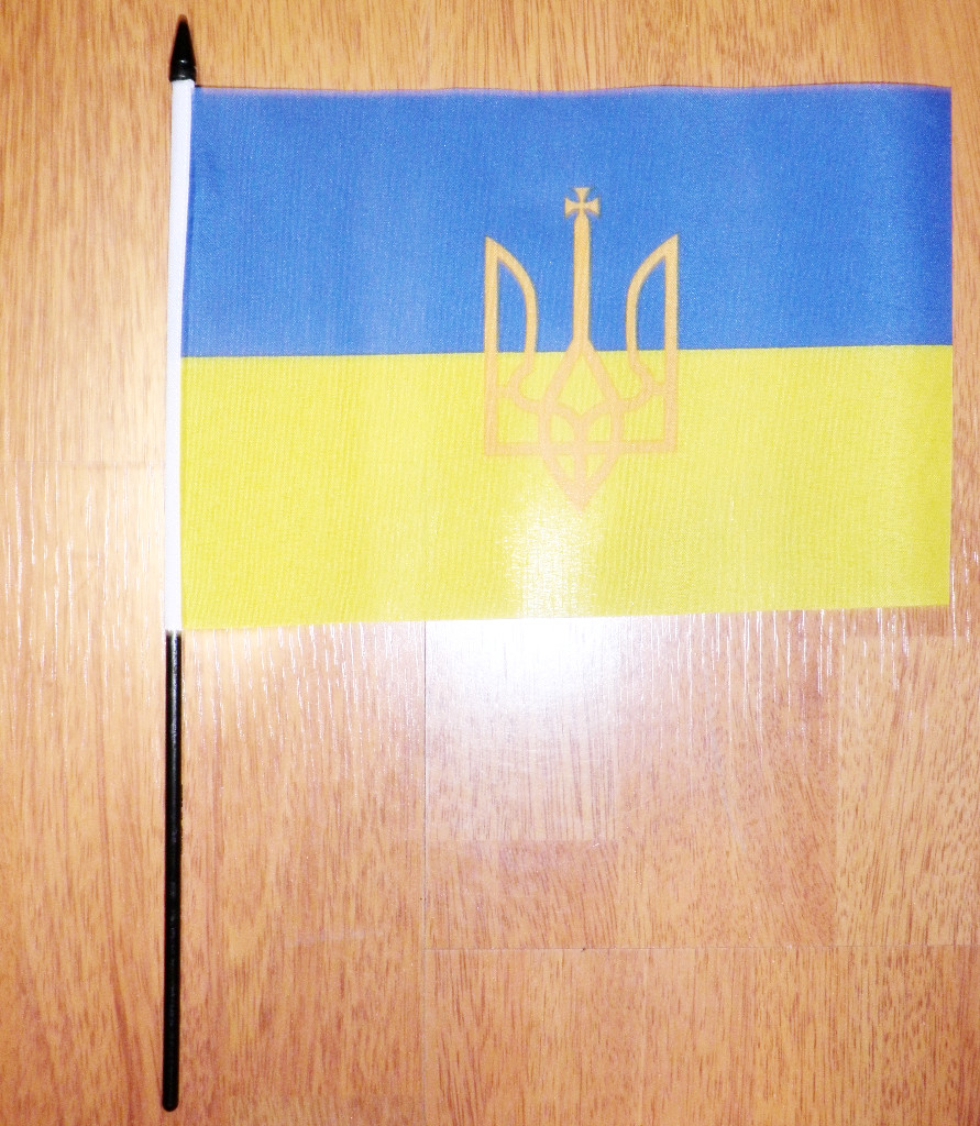 UKRAINA HANDFLAGGA MED VAPEN 23X15CM