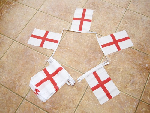 ENGLAND ST GEORGE FLAGGSPEL 6 METER LÅNGT MED 20 FLAGGOR