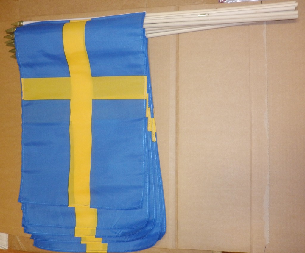 12-PACK SVERIGE HANDFLAGGA 45X30CM *STORPACK*