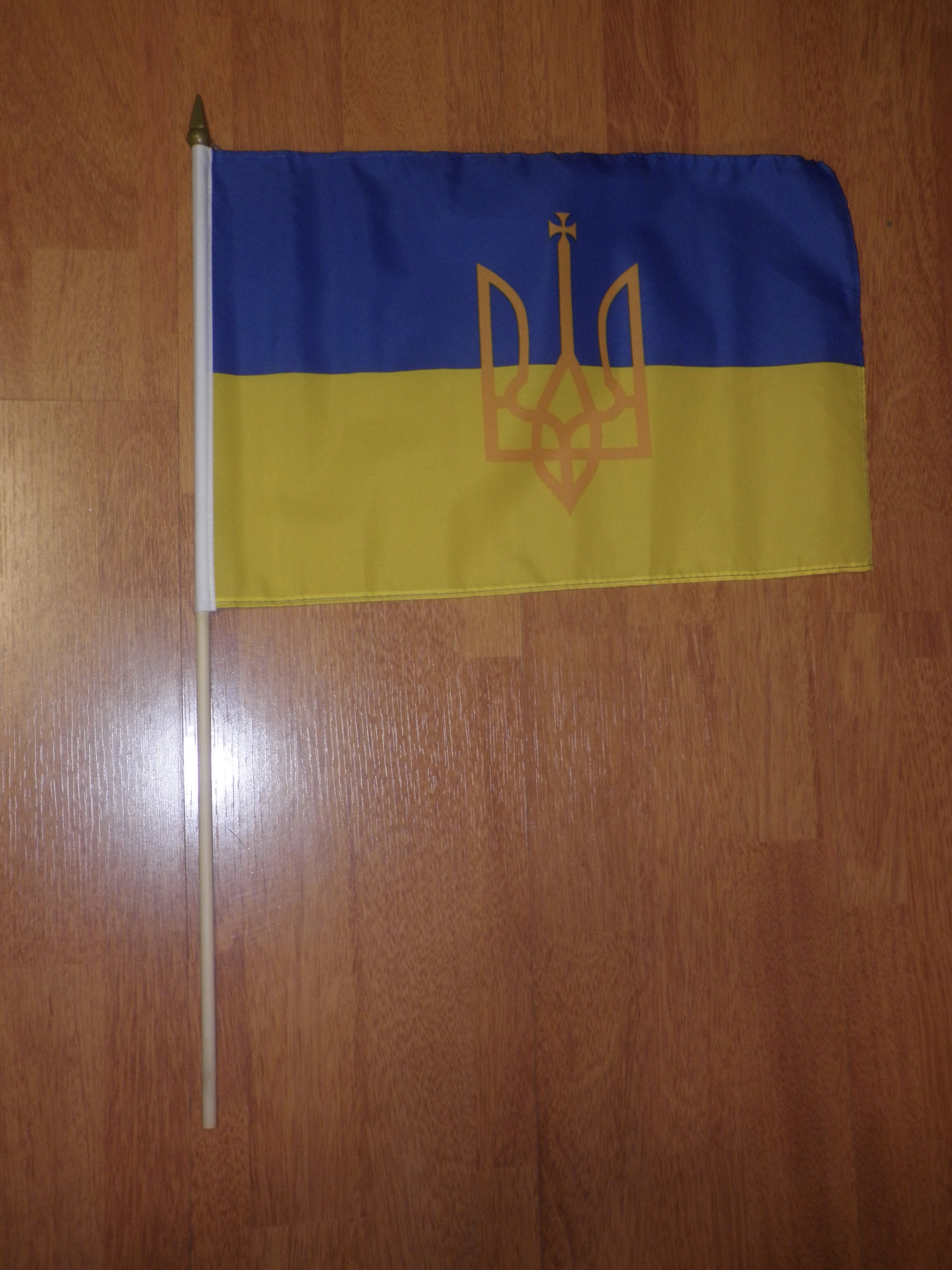 UKRAINA HANDFLAGGA 45X30CM MED VAPEN