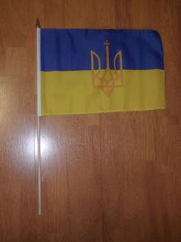 UKRAINA HANDFLAGGA 45X30CM MED VAPEN