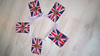 STORBRITANNIEN MED STATSEMBLEMET FLAGGSPEL 6 METER OCH 20 FLAGGOR