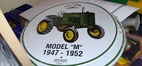 JOHN DEERE MODEL M PLÅTSKYLT 30cm