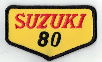 SUZUKI 80 TYGMÄRKE ca90x54mm