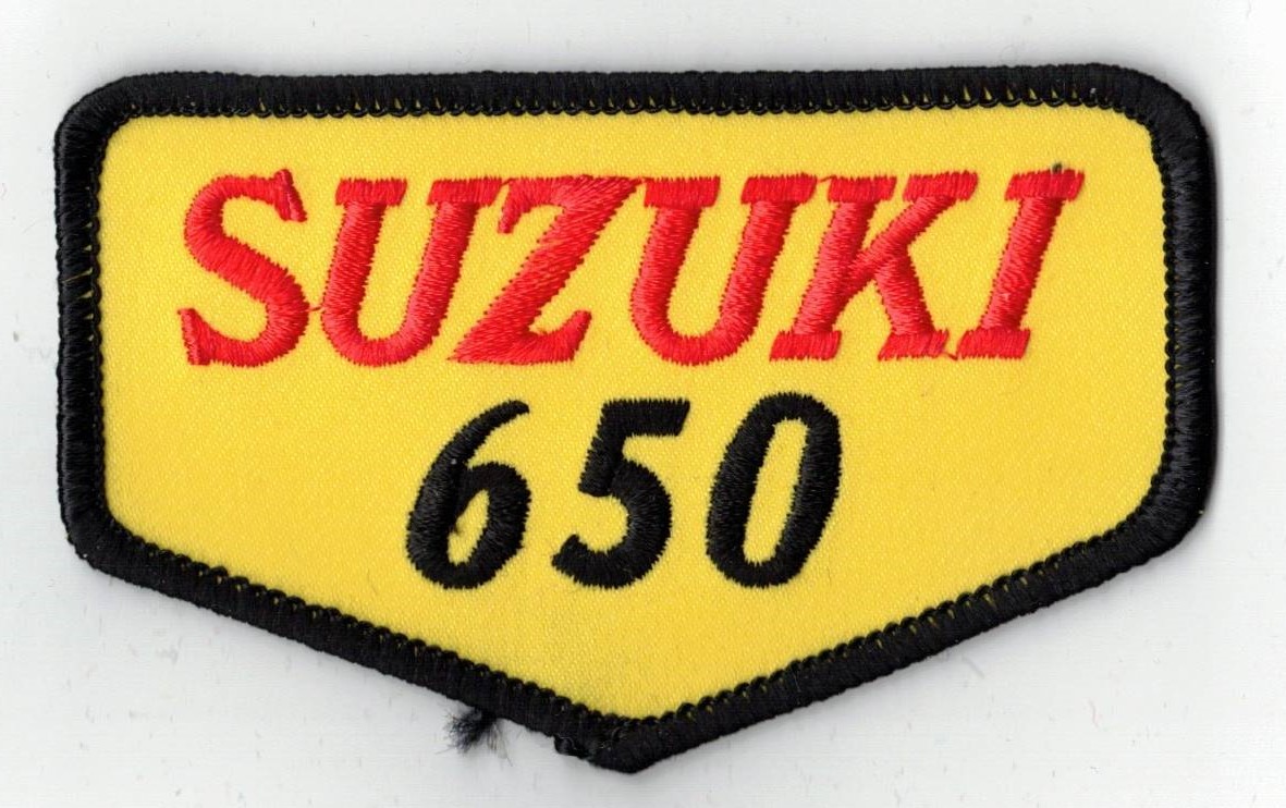SUZUKI 650 TYGMÄRKE ca90x54mm