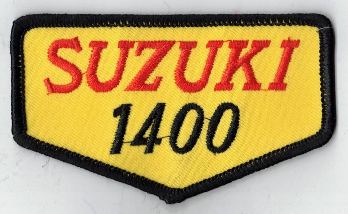 SUZUKI 1400 TYGMÄRKE ca90x54mm