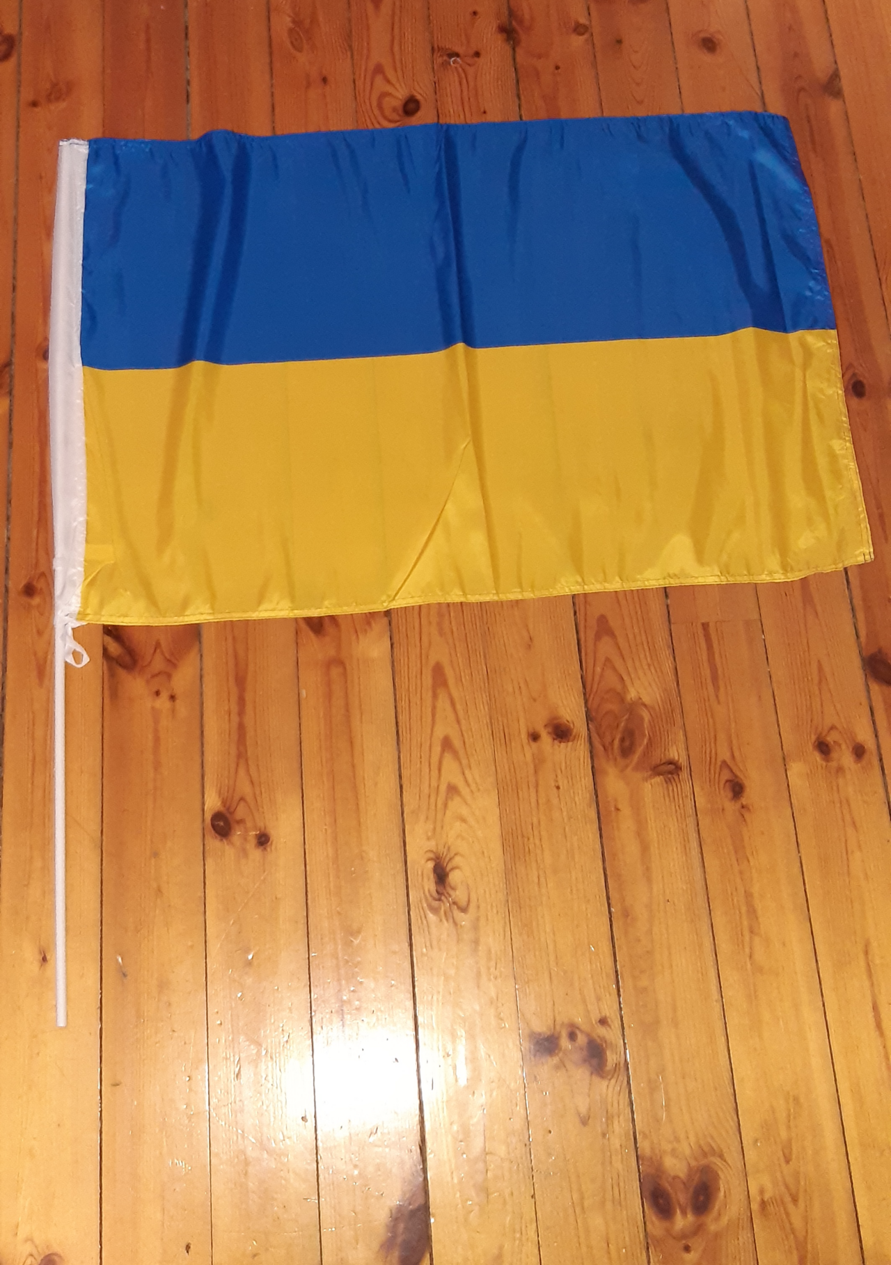 UKRAINA EXTRA STOR HANDFLAGGA 90X60CM PÅ 1-METERS PINNE