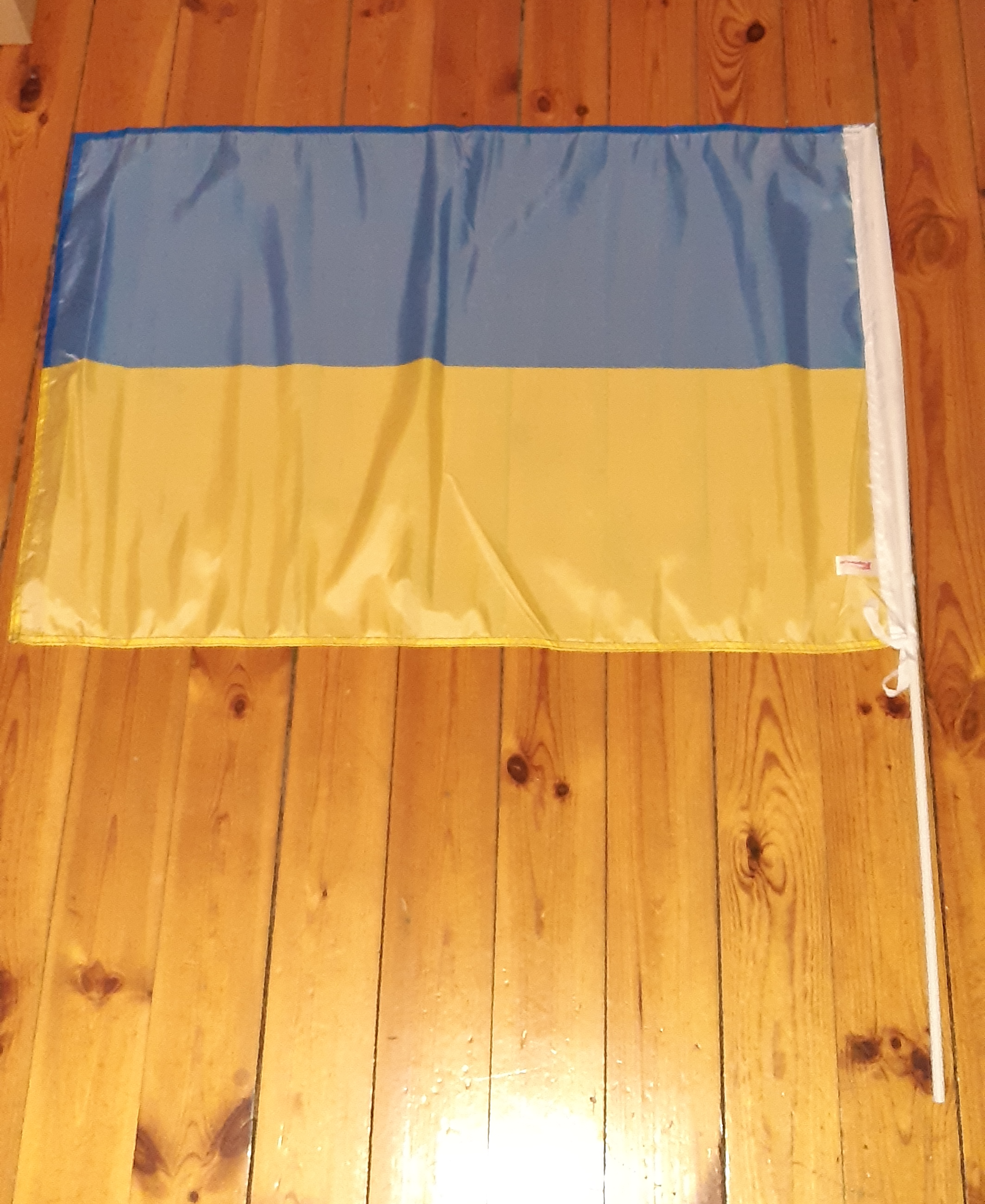 UKRAINA EXTRA STOR HANDFLAGGA 90X60CM PÅ 1-METERS PINNE