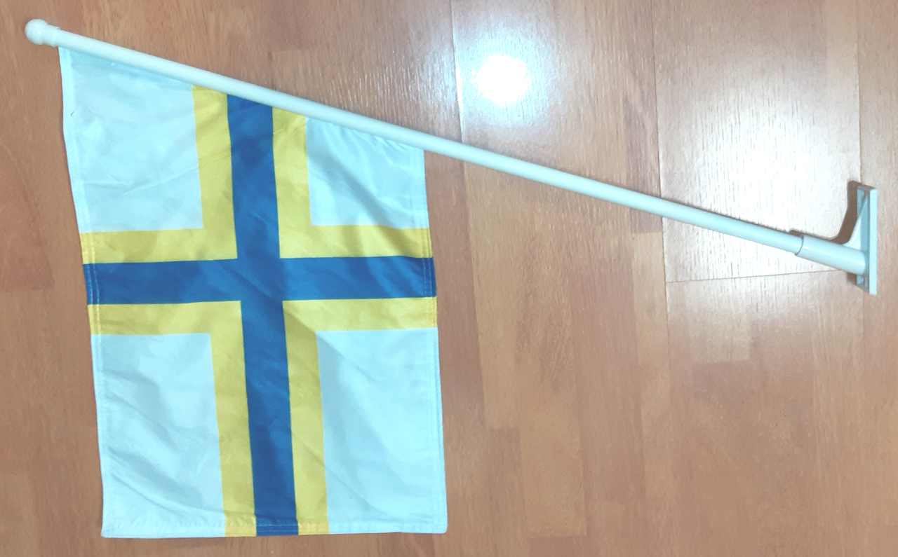 SVERIGEFINSK FASADFLAGGA 60X40CM PÅ STÅNG 90CM LÅNG