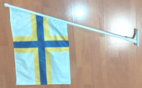 SVERIGEFINSK FASADFLAGGA 60X40CM PÅ STÅNG 90CM LÅNG