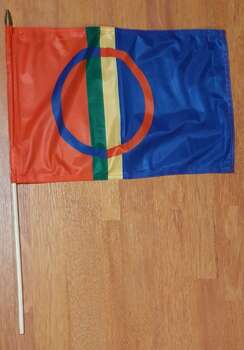 SAMERNAS FLAGGA PREMIUM HANDFLAGGA 45X30CM