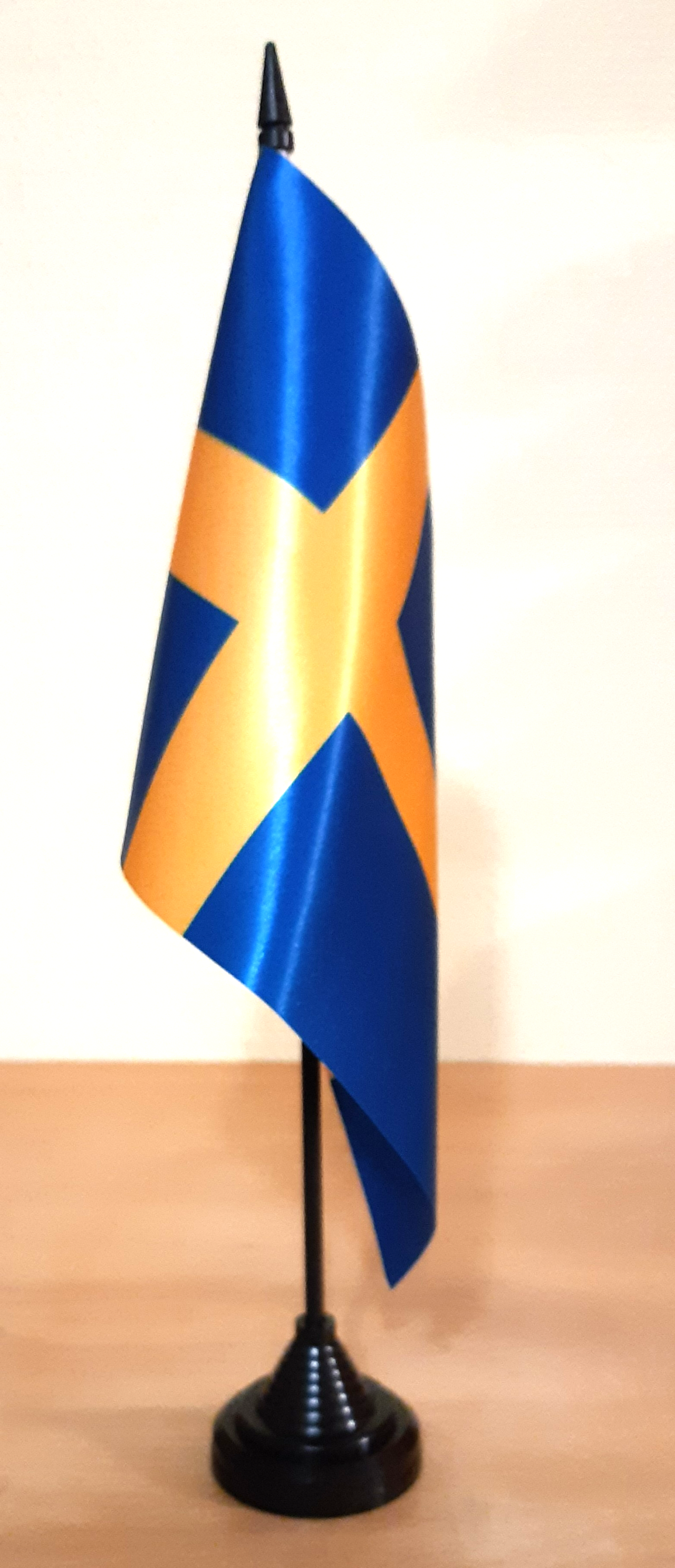 SVERIGE PREMIUM HANDFLAGGA 23X15CM I SATIN