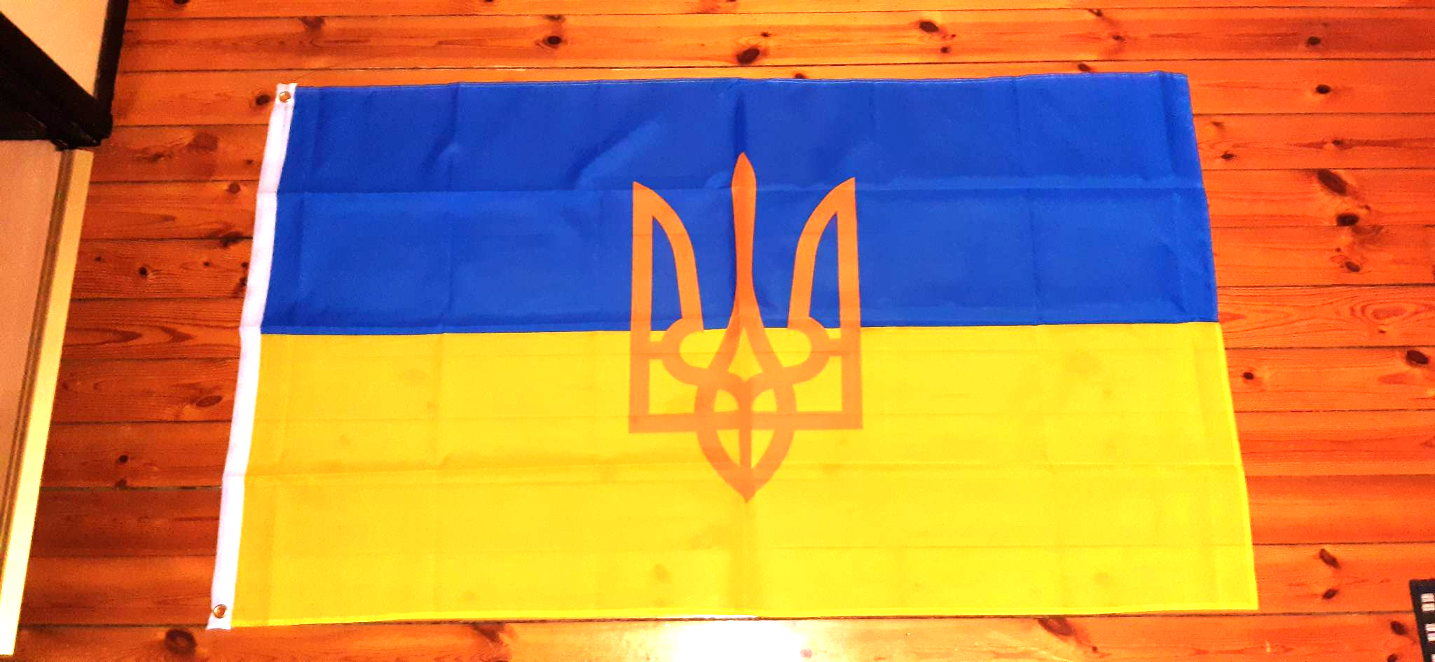 UKRAINA FLAGGA MED VAPEN 150X90CM