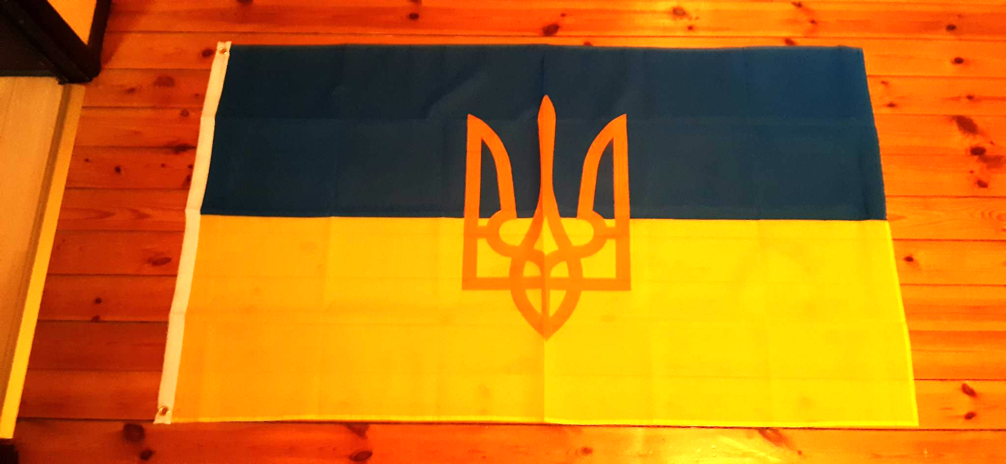 UKRAINA FLAGGA MED VAPEN 150X90CM