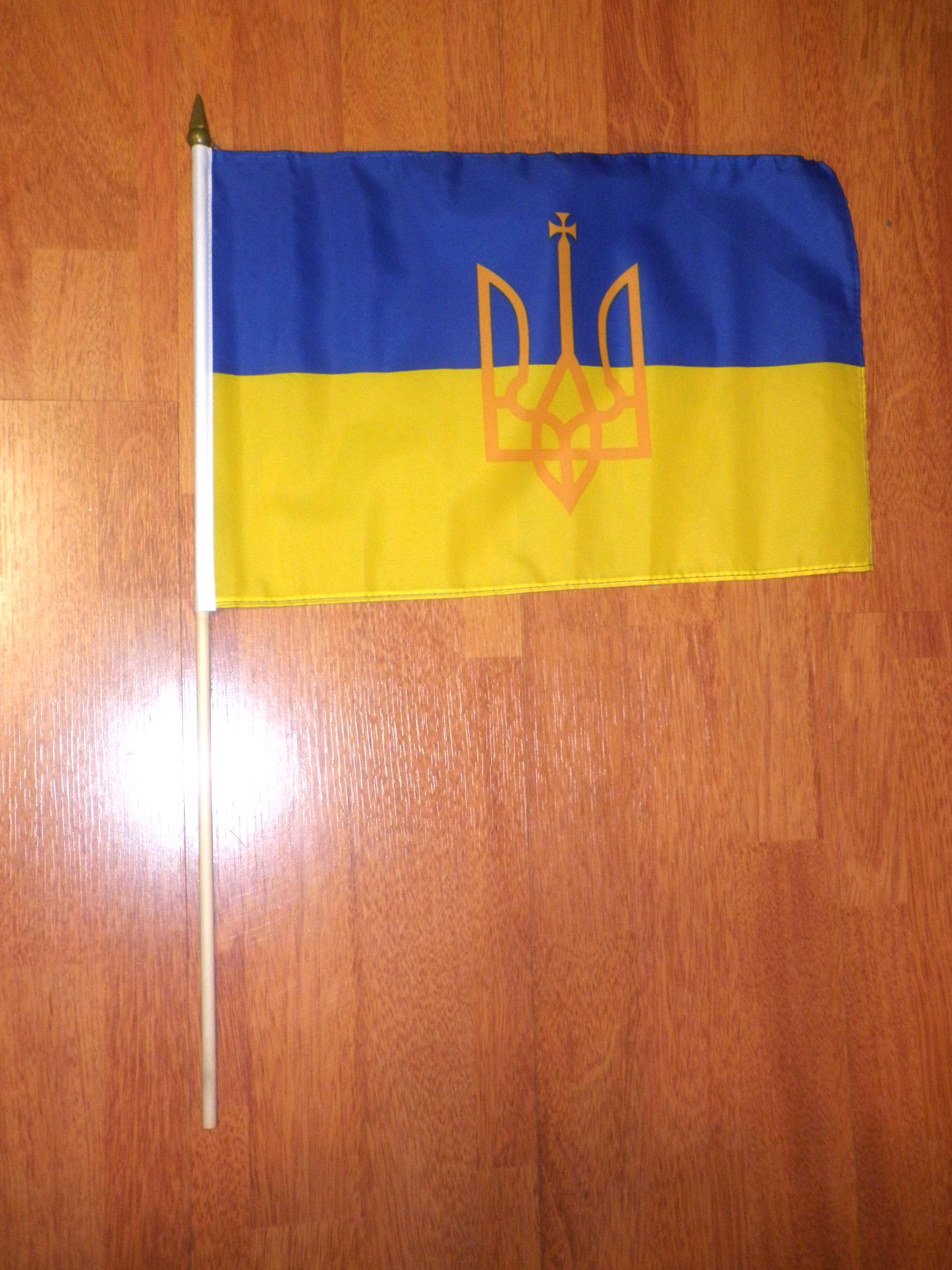 UKRAINA HANDFLAGGA 45X30CM MED VAPEN
